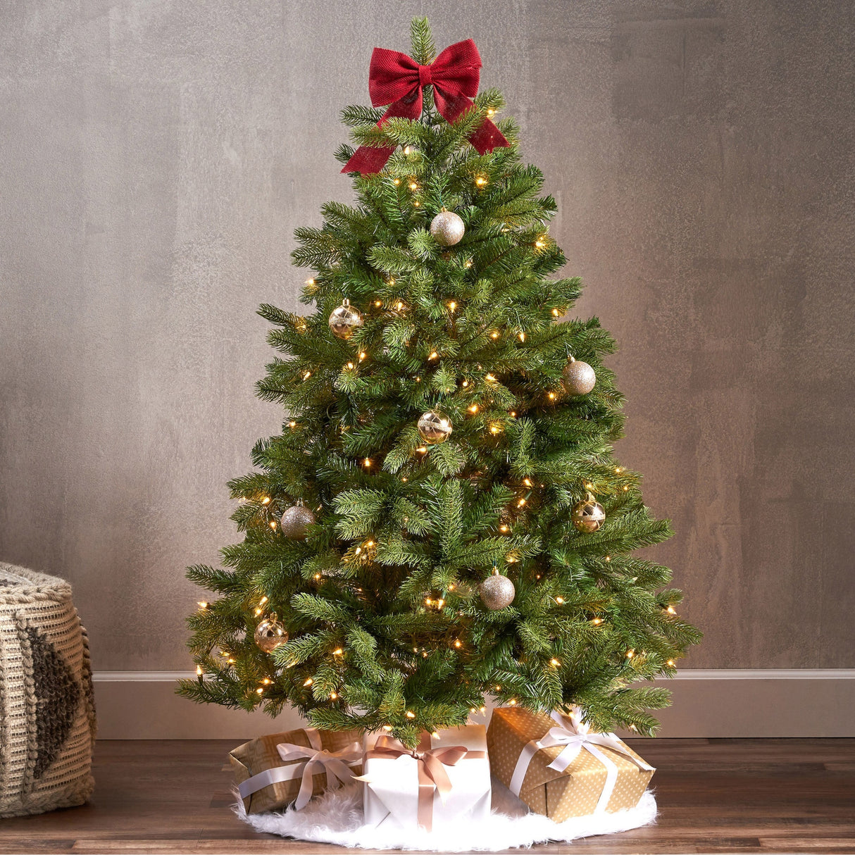 4.5-foot Mixed Spruce Pre-Lit String Light or Unlit Hinged Artificial Christmas Tree by Christopher Knight Home
