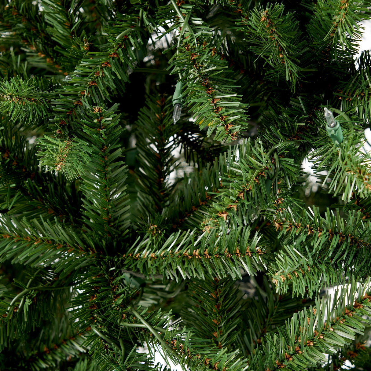 4.5-foot Norway Spruce Pre-Lit String Light or Unlit Hinged Artificial Christmas Tree by Christopher Knight Home
