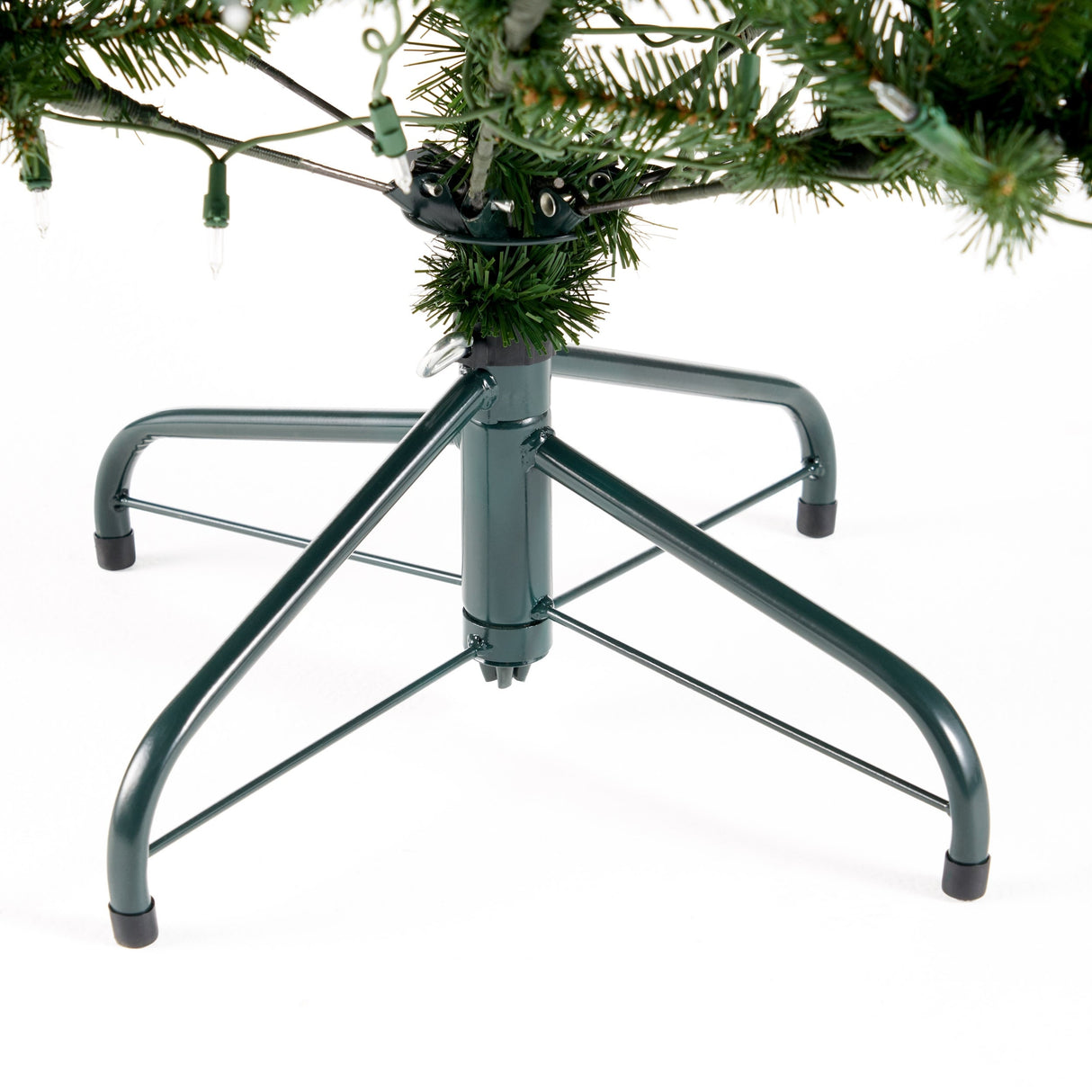 4.5-foot Norway Spruce Pre-Lit String Light or Unlit Hinged Artificial Christmas Tree by Christopher Knight Home