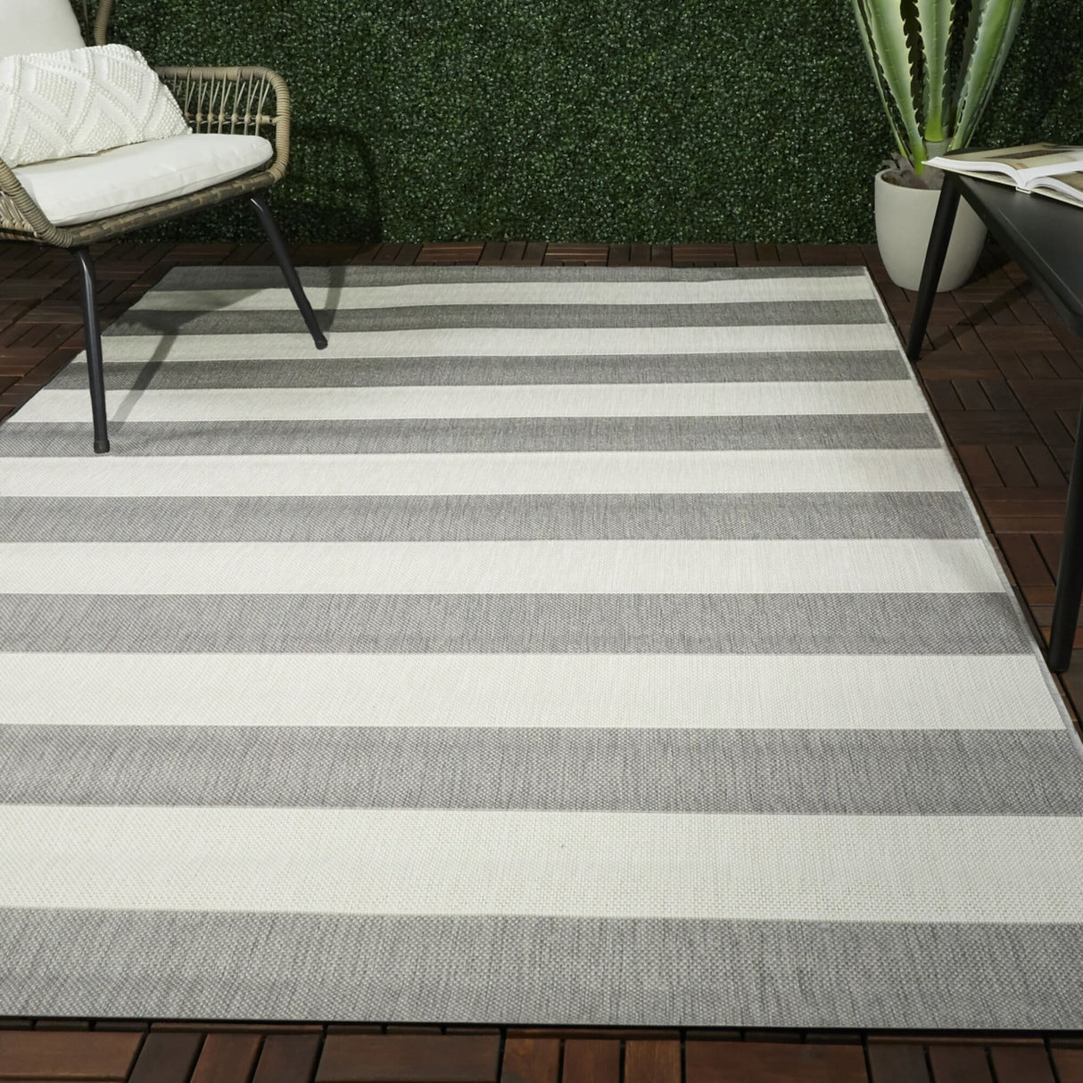 Aleah Traditional Striped Indoor/Outdoor Area Rug