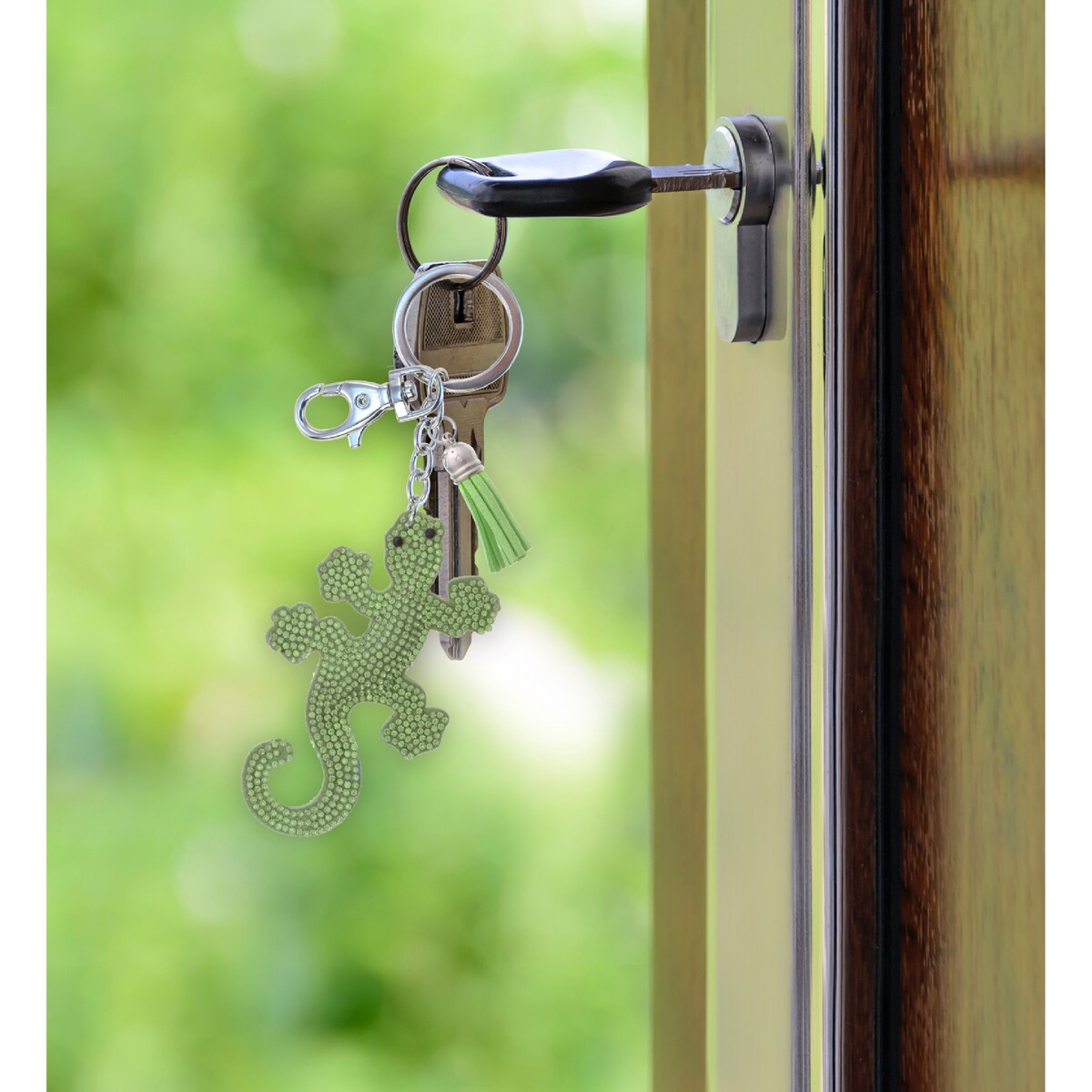 Aqua79 Gecko Keychain - Green Sparkling Rhinestones Charm with Tassel - 3.9 x 2.4 x 0.4 inches