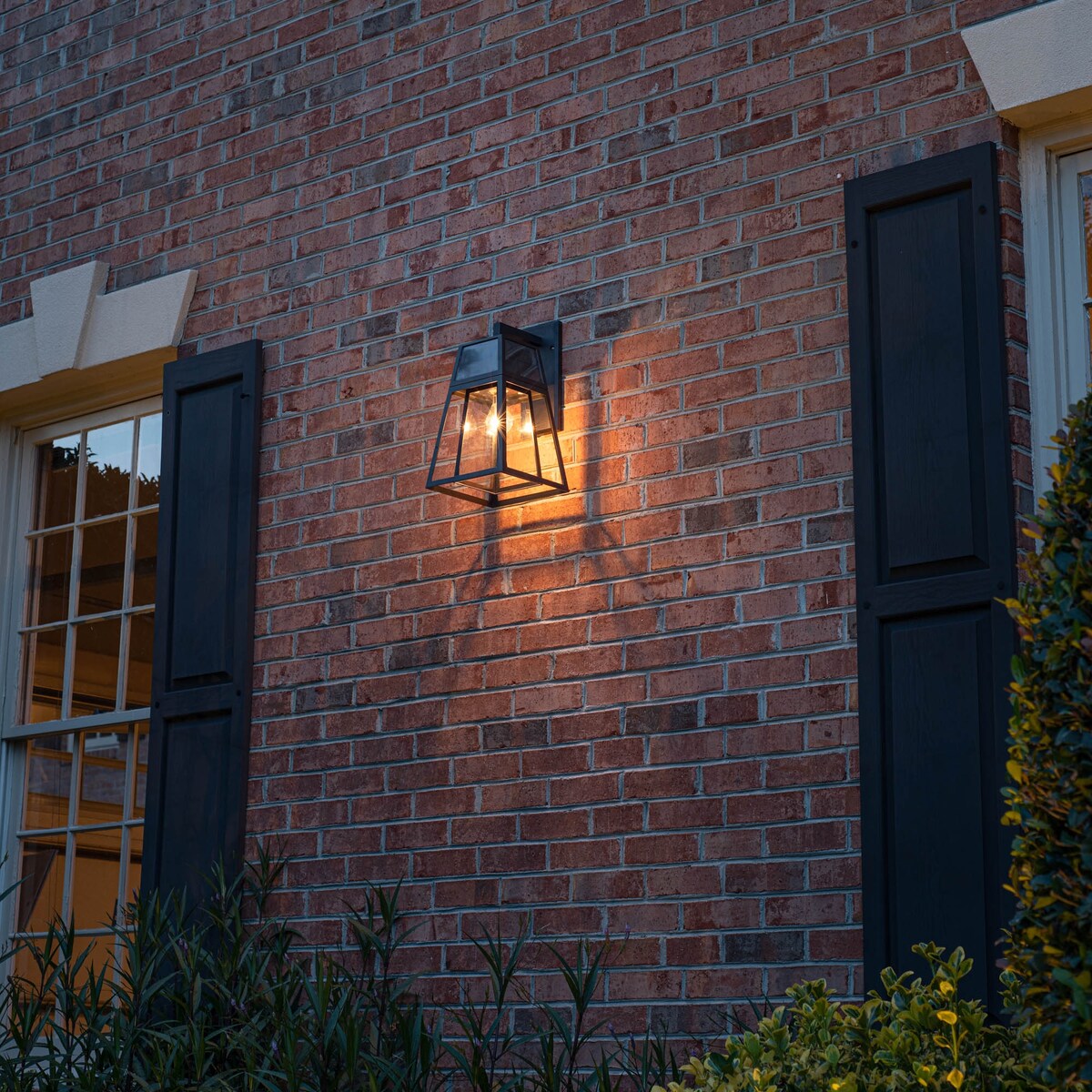 Gama Sonic Aria 1-Light Black Modern Outdoor Solar Wall Sconce Lantern