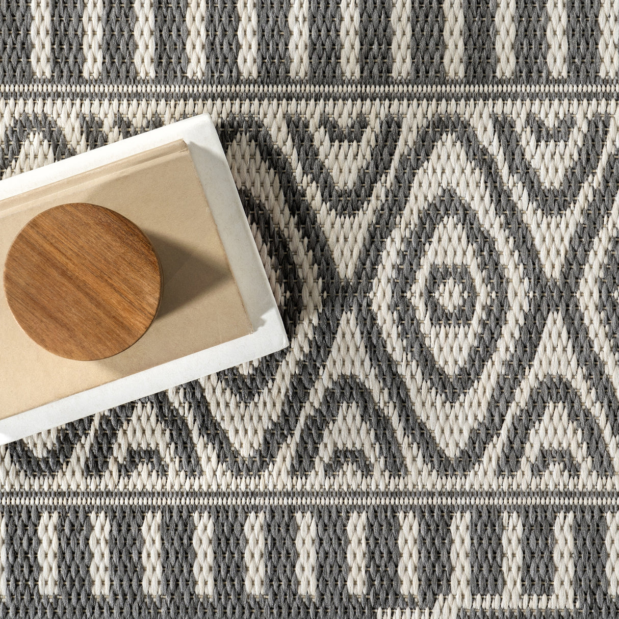 Nuloom Grey Luxurious Contemporary Tribal Style Indoor/ Outdoor Area Rug