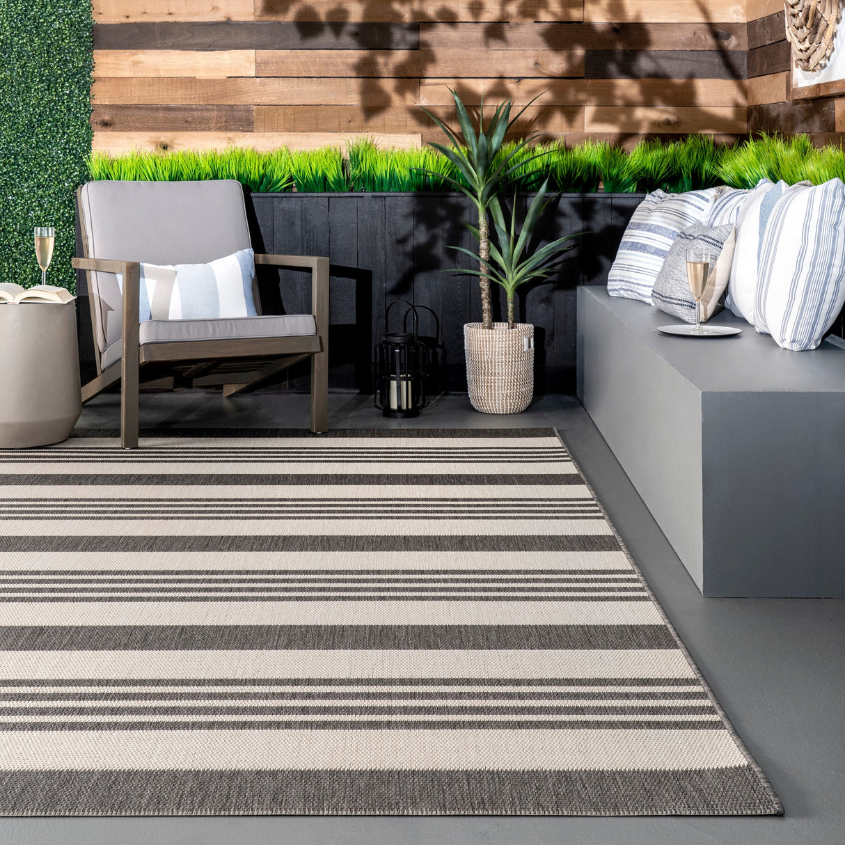 Nuloom Kristen Striped Indoor/Outdoor Area Rug