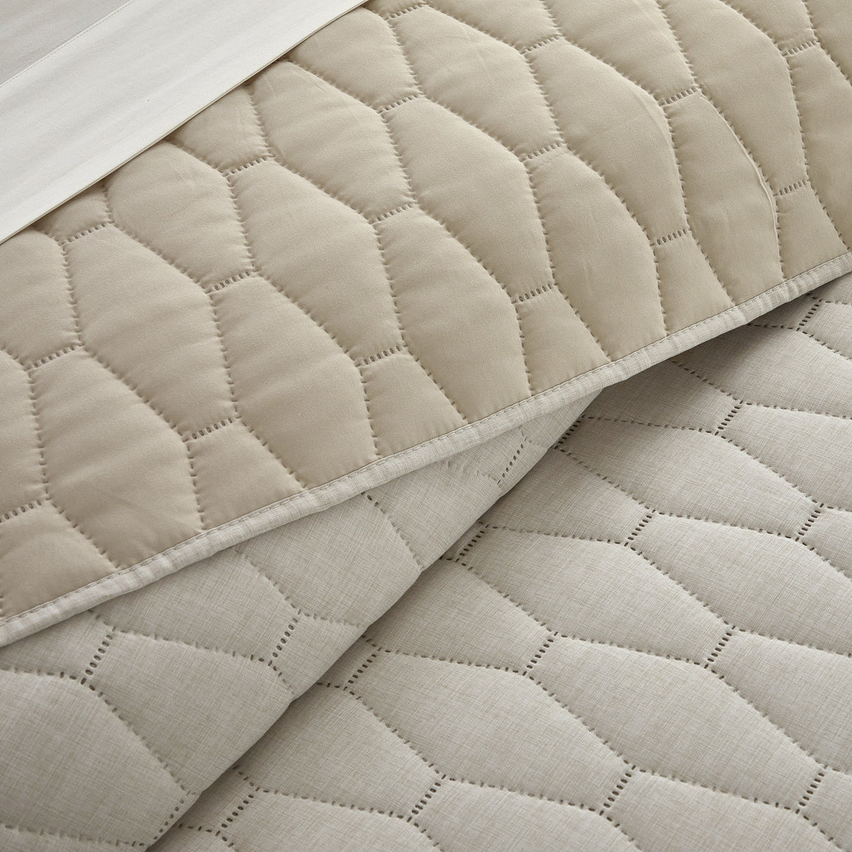 Chic Home Nya 3-Piece Geomertric Hexagon Pattern Quilt Set