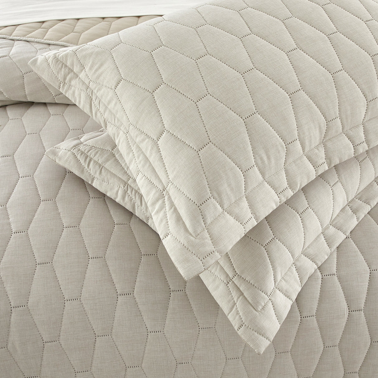 Chic Home Nya 3-Piece Geomertric Hexagon Pattern Quilt Set