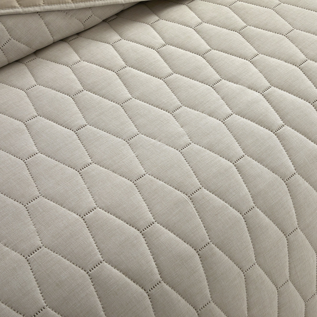Chic Home Nya 3-Piece Geomertric Hexagon Pattern Quilt Set