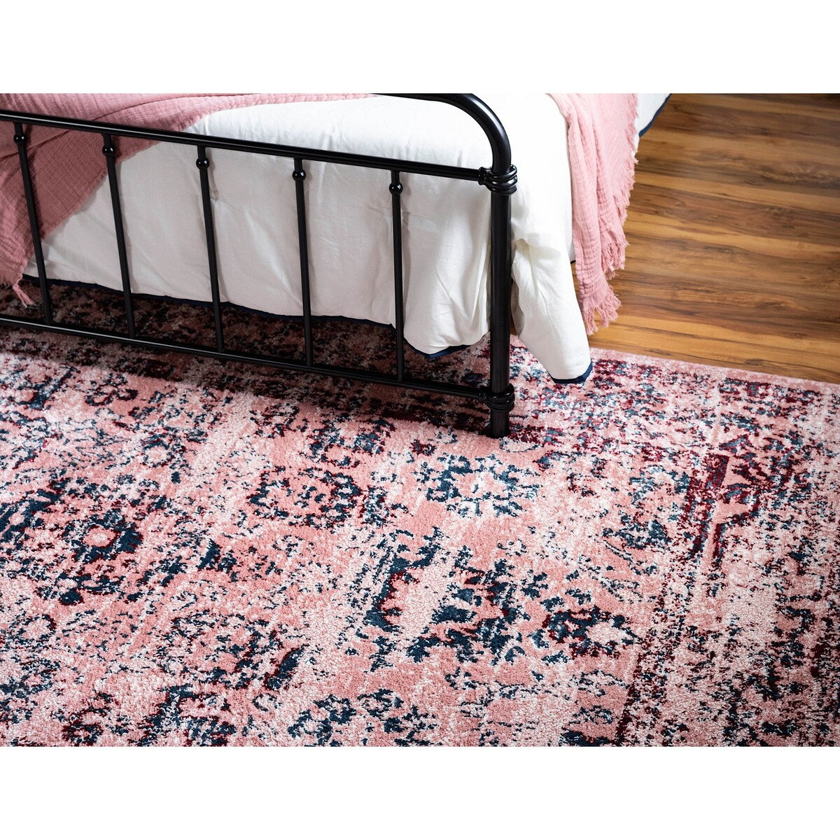 Contemporary Synnove Collection Area Rug