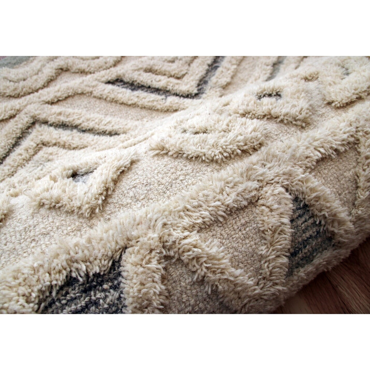 Sevita Contemporary Tufted Geometric Motif Round Rug
