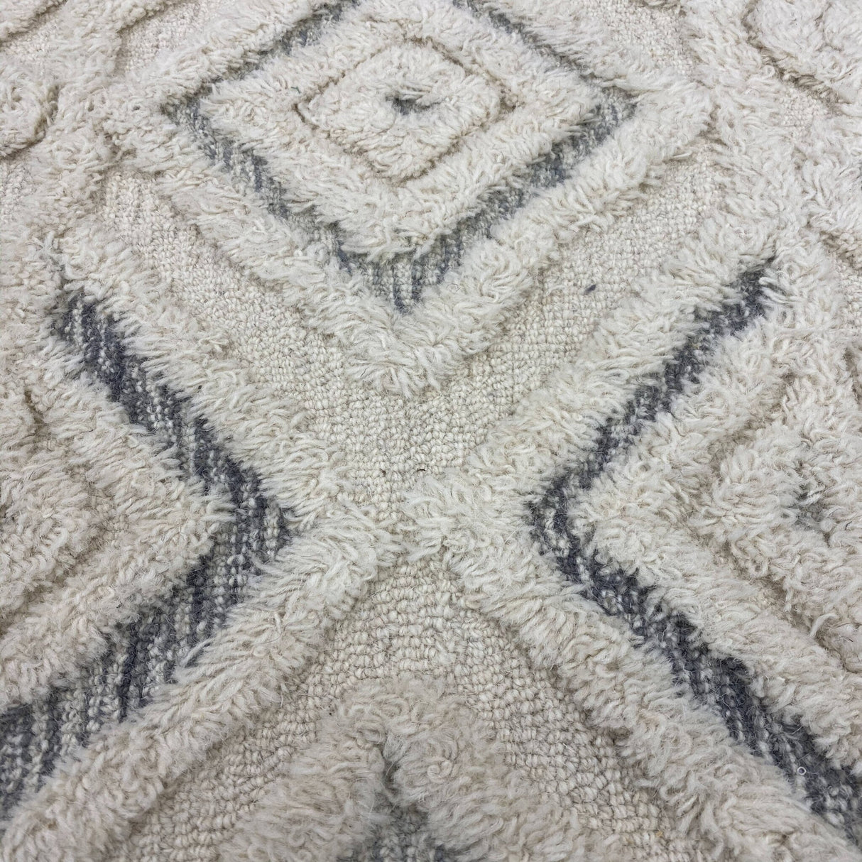 Sevita Contemporary Tufted Geometric Motif Round Rug