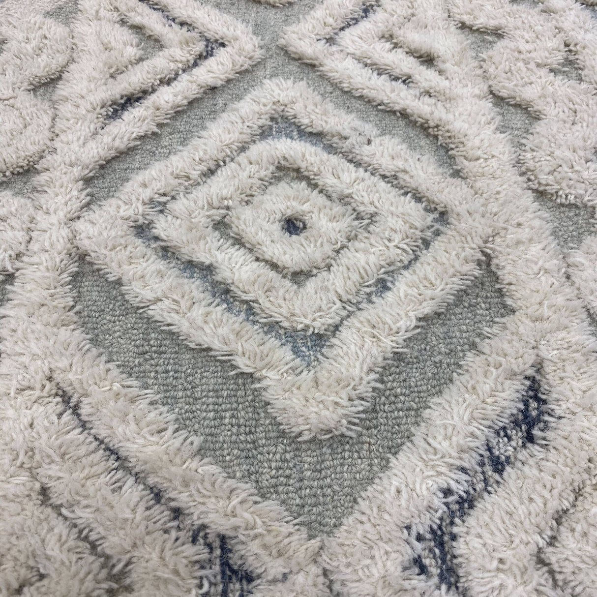Sevita Contemporary Tufted Geometric Motif Round Rug