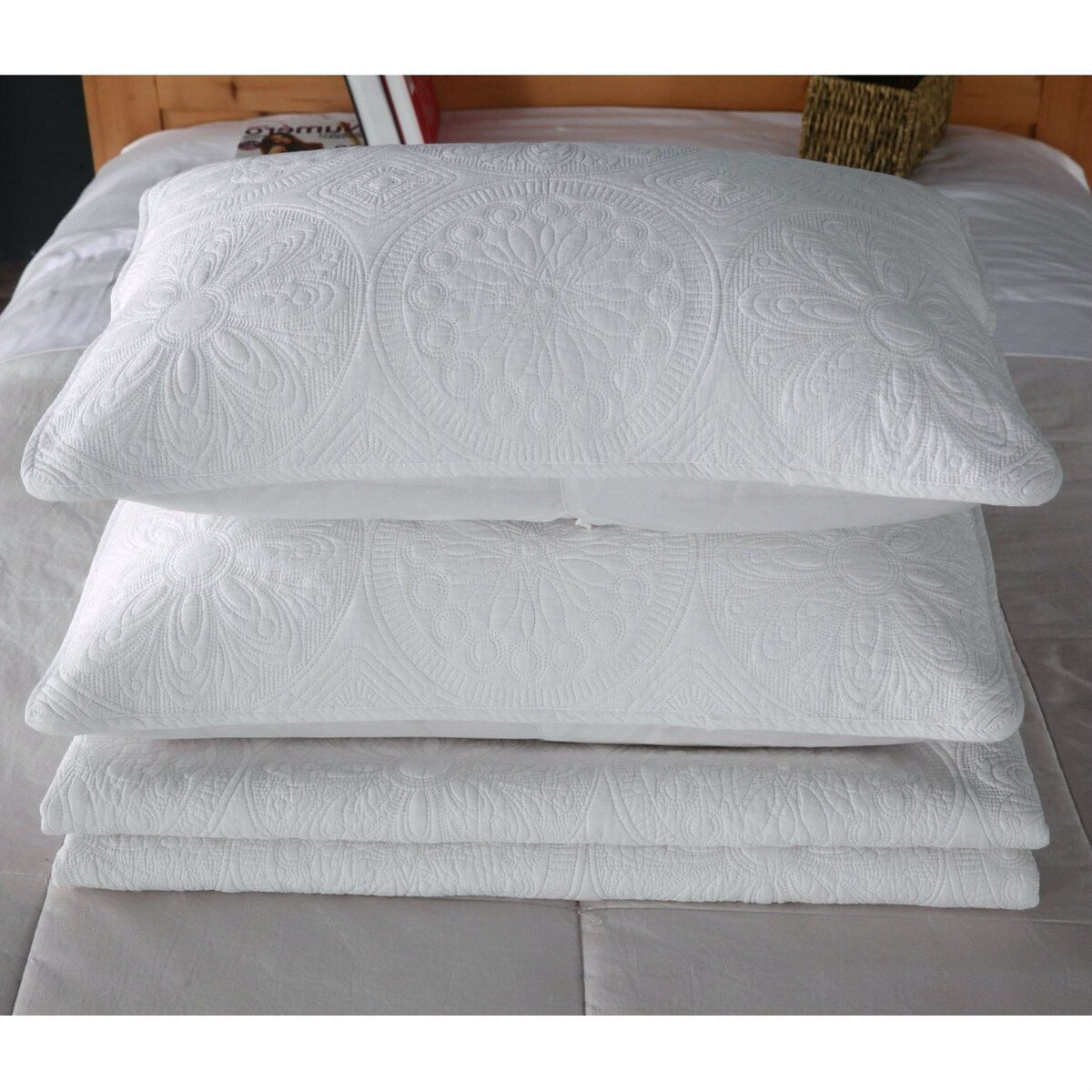 Daily Boutik King size White 3-Piece Quilt Bedspread Set 100-Percent Cotton Floral Medallion Pattern