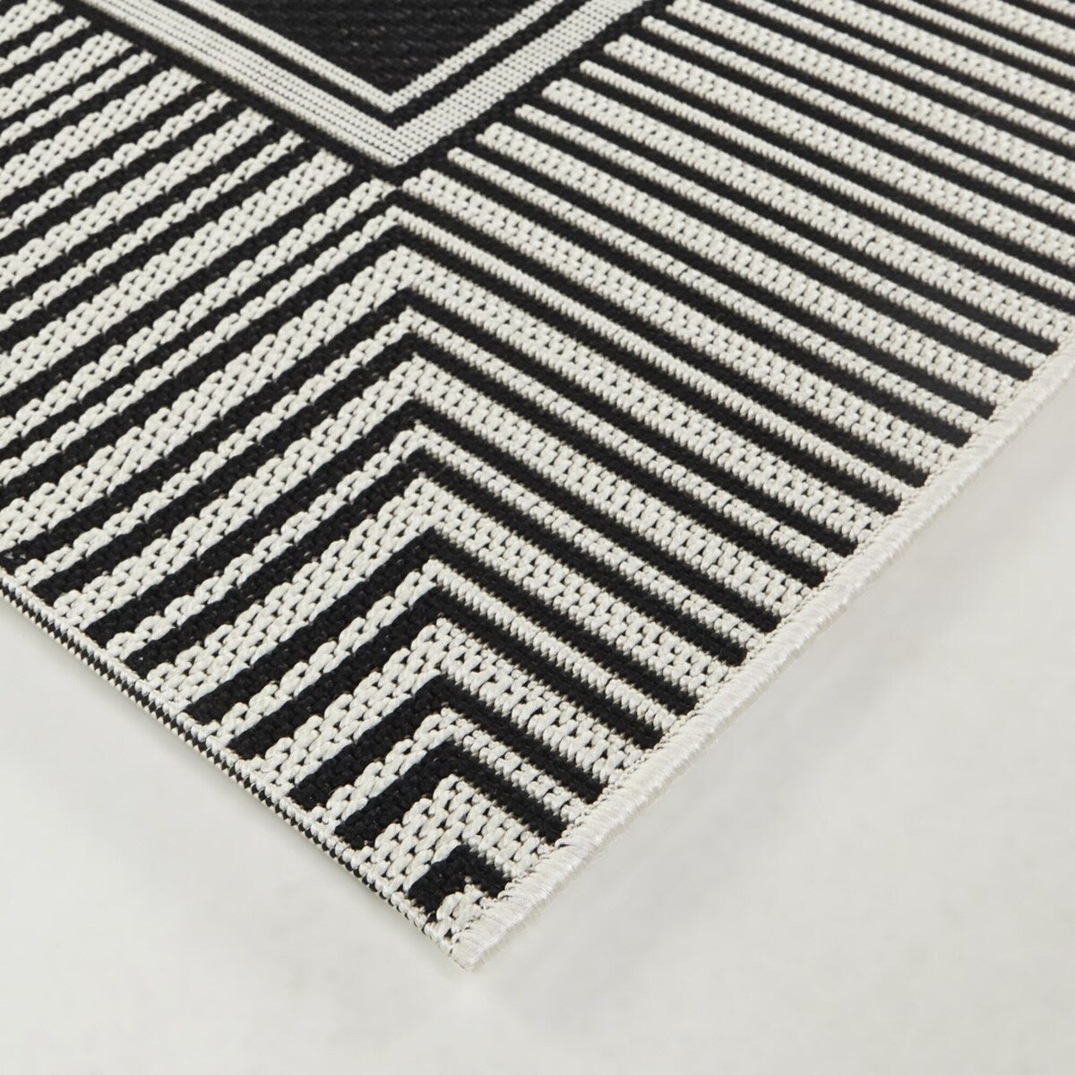 Frans Solid Border Indoor/Outdoor Area Rug