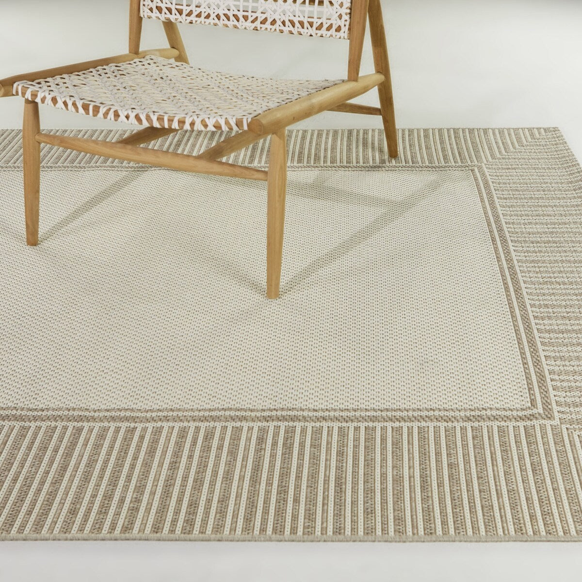 Frans Solid Border Indoor/Outdoor Area Rug