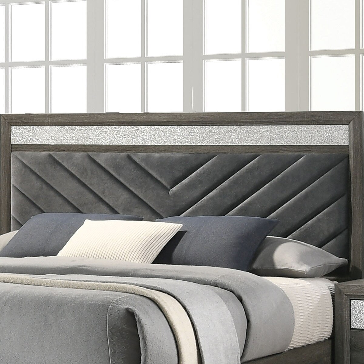 Furniture of America Heinisk Modern Grey Storage Platform Bed with Chevron Headboard and Footboard Drawers
