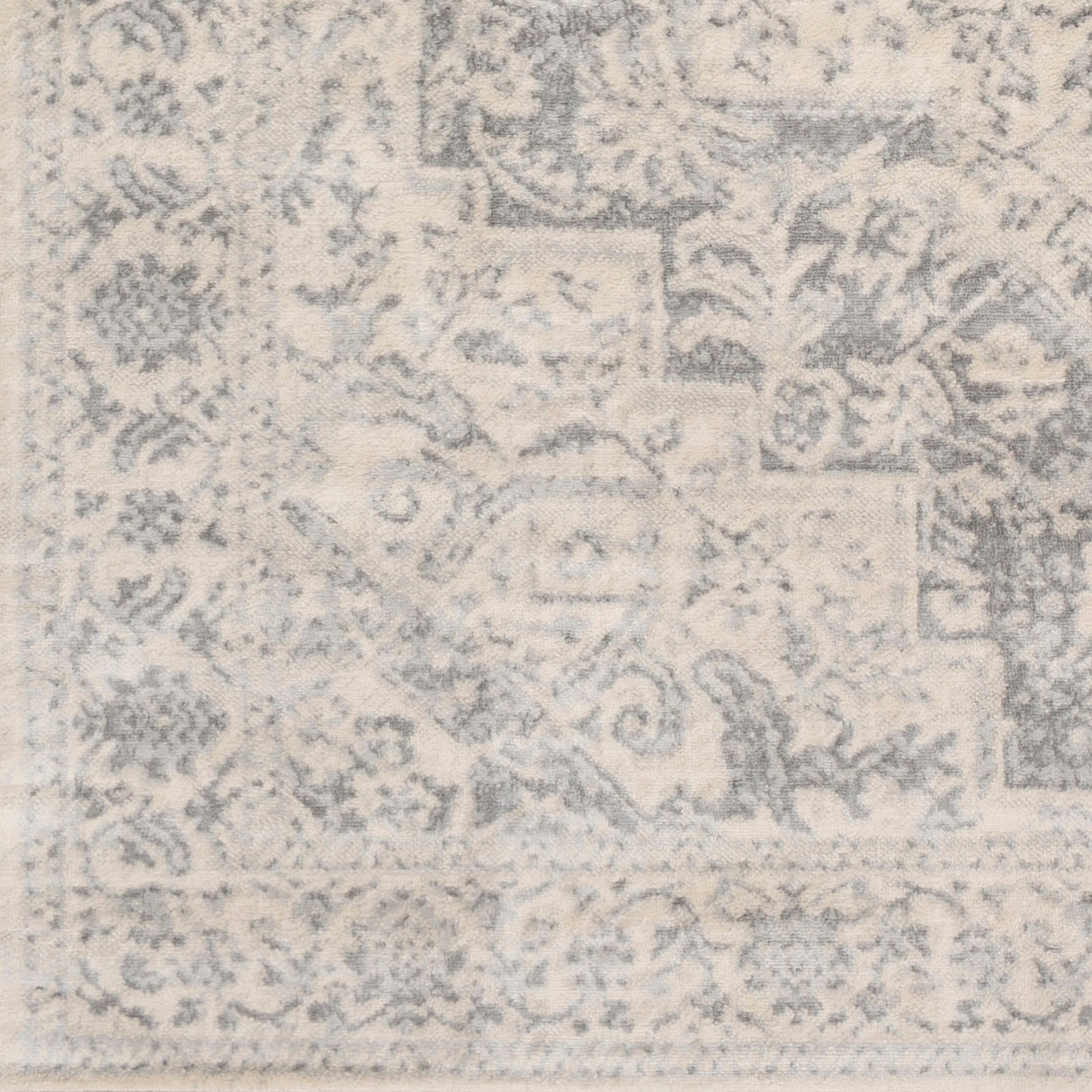 Livabliss Tyrus Traditional Medallion Area Rug