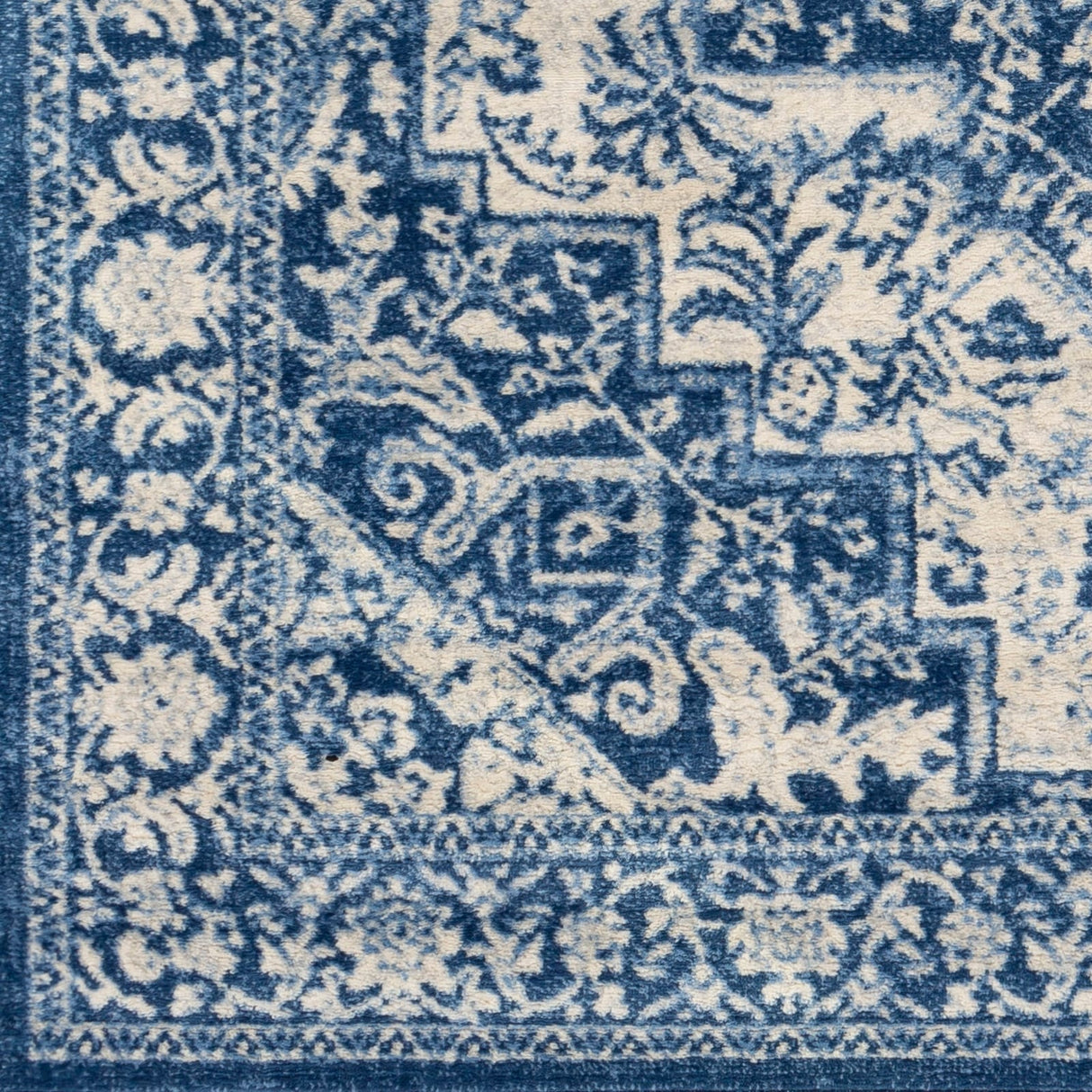 Livabliss Tyrus Traditional Medallion Area Rug