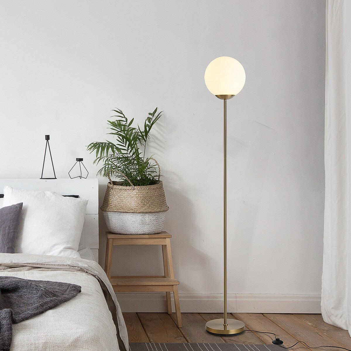 HOMCOM 67.25" Modern Floor Lamp Standing Lamp Foot Switch E26 Lamp Holder Metal Frame Glass Shade Living Room