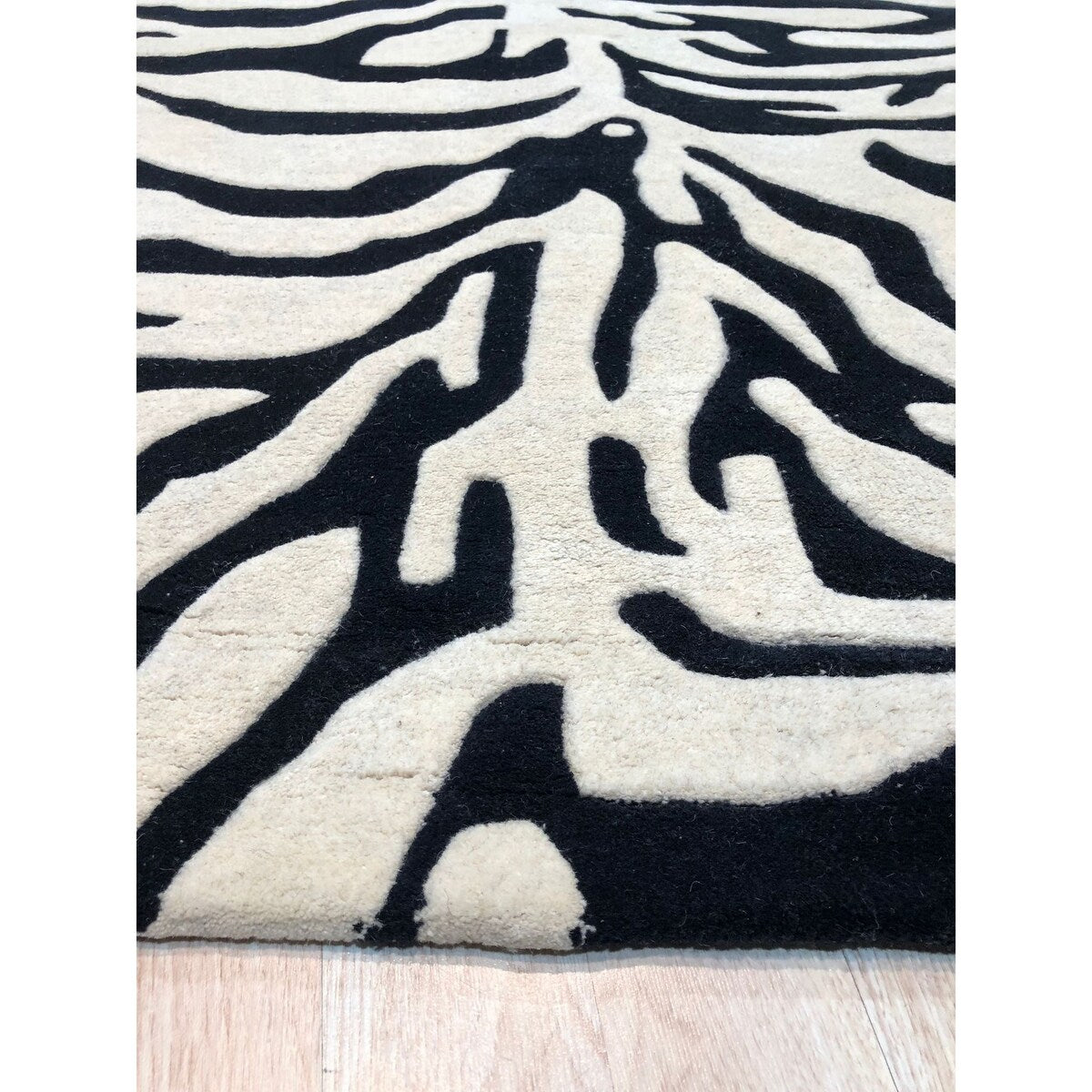 Hand-Tufted Wool Black Transitional Stripe Modern Tufted Rug - Modern Sophistication and Luxurious Comfort - 4' x 6'