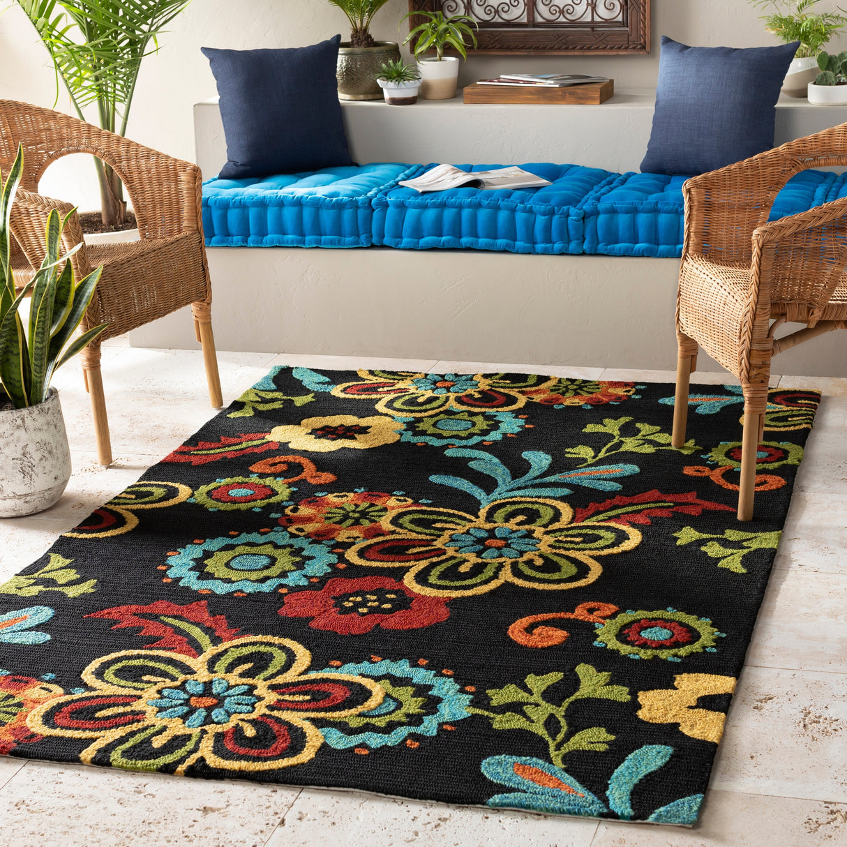 Hand-hooked Bold Daisies Caviar Indoor/Outdoor Floral Area Rug - 2'6" x 8' Runner/Surplus