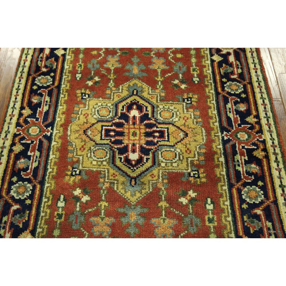 Hand-knotted Runner Red/ Navy Blue Heriz Serapi Floral Wool Area Rug (3' x 10')