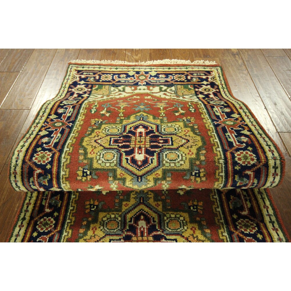 Hand-knotted Runner Red/ Navy Blue Heriz Serapi Floral Wool Area Rug (3' x 10')