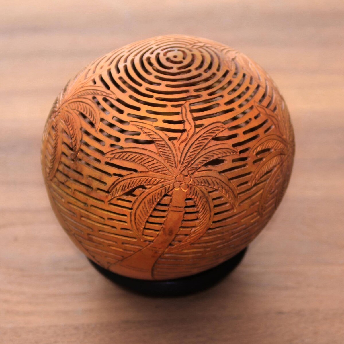 Handmade Coconut Grove Coconut shell sculpture (Indonesia) - 25 x 24 x 24
