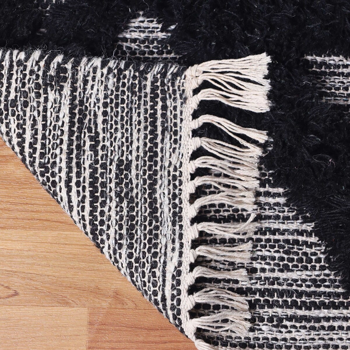 HomeRoots 5' X 8' Black And Ivory Wool Geo Area Rug With Fringe - 5' Octagon