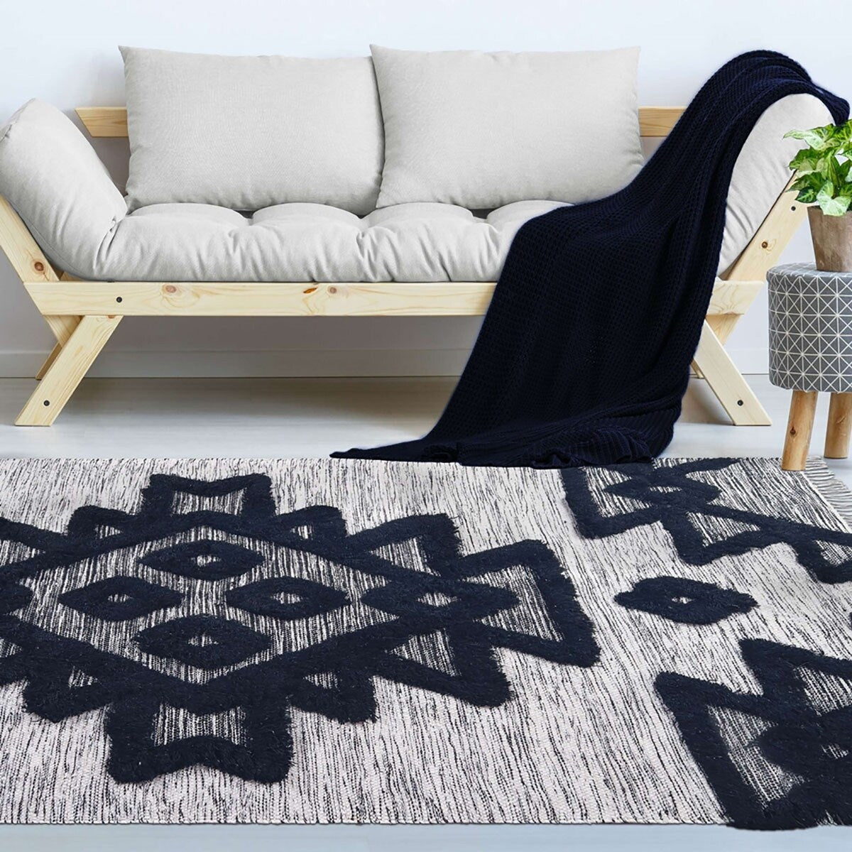 HomeRoots 5' X 8' Black And Ivory Wool Geo Area Rug With Fringe - 5' Octagon