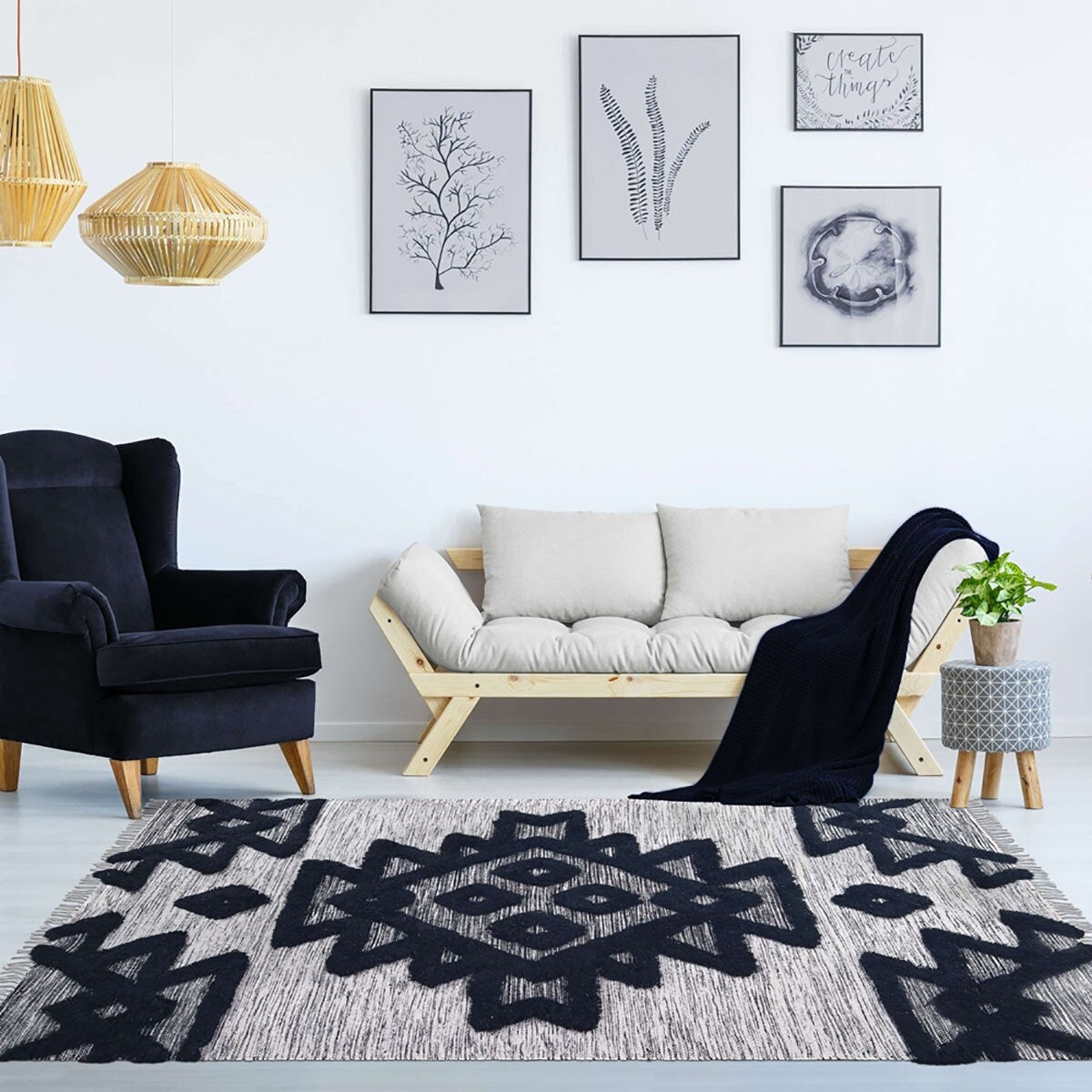 HomeRoots 5' X 8' Black And Ivory Wool Geo Area Rug With Fringe - 5' Octagon