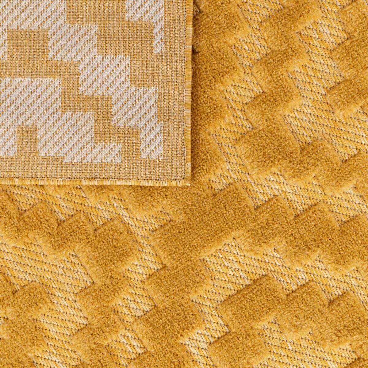 Indoor & Outdoor Rug With Moroccan Trellis High-Low Pattern