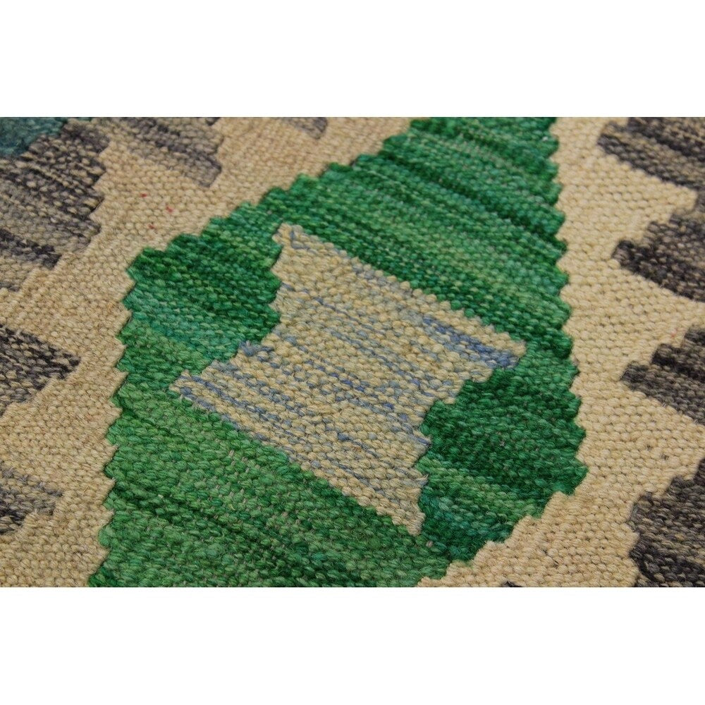 Kilim Lili Lt. Green/Ivory Hand-Woven Wool Rug -4'4 x 5'6 - 4 ft. 4 in. X 5 ft. 6 in.