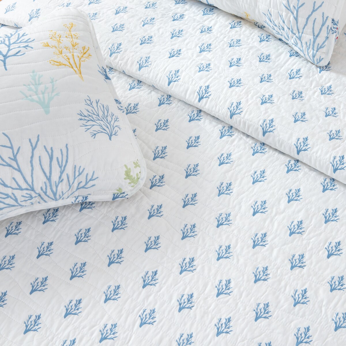 Luxurious Pastel Coral Pattern Microfiber Quilt Set With Shams