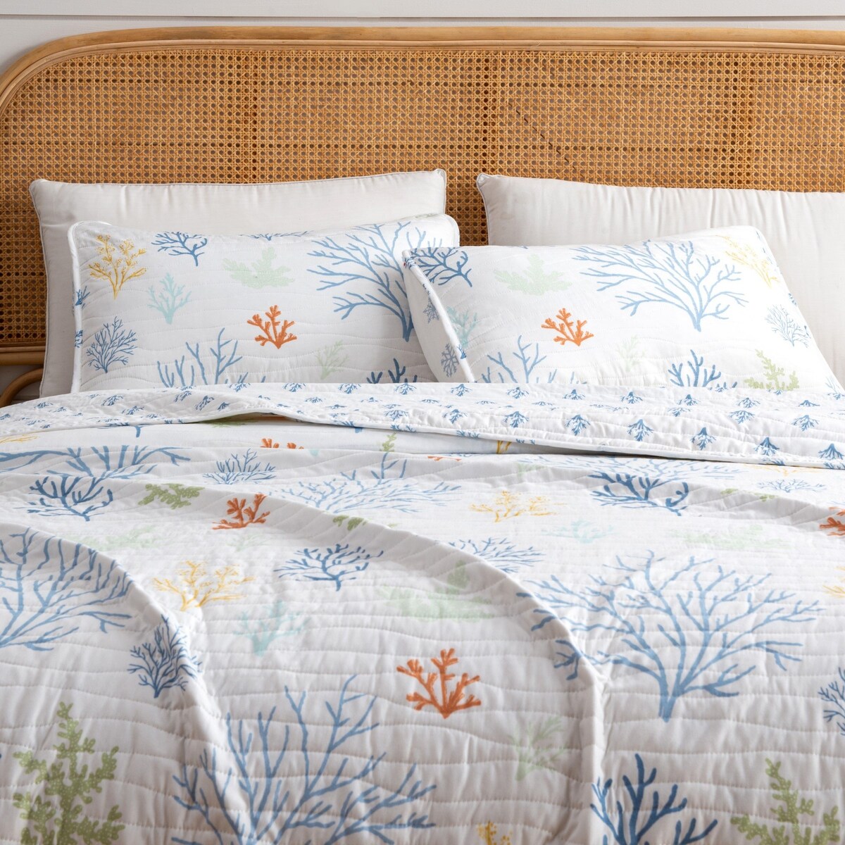 Luxurious Pastel Coral Pattern Microfiber Quilt Set With Shams