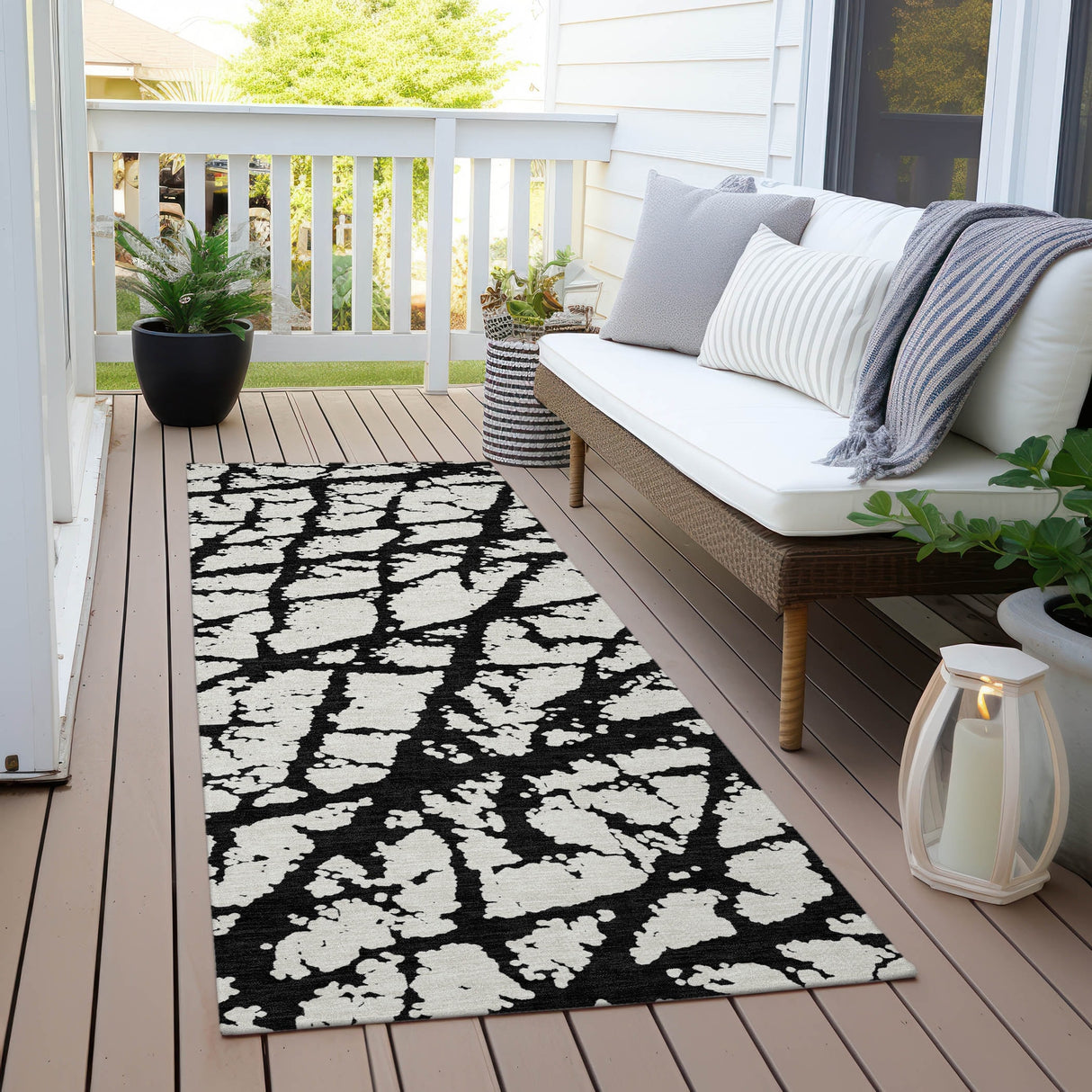 Machine Washable Indoor/ Outdoor Abstract Contemporary Chantille Rug