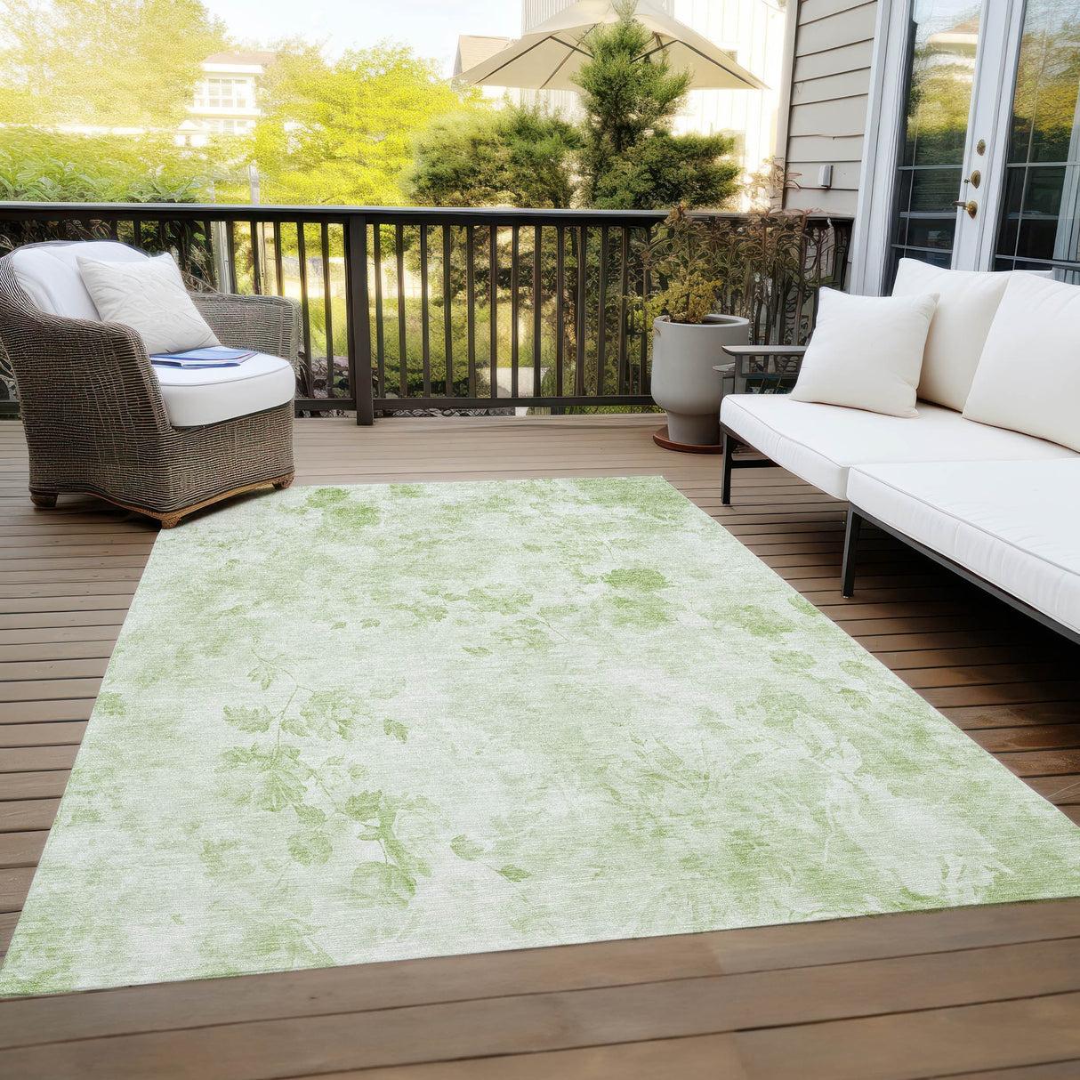 Machine Washable Indoor/ Outdoor Chantille Vanishing Floral Rug