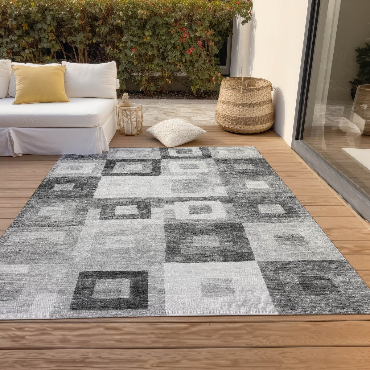 Machine Washable Indoor/ Outdoor Contemporary Blocks Chantille Rug
