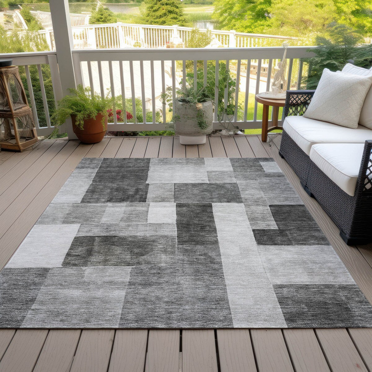 Machine Washable Indoor/ Outdoor Contemporary Geo Chantille Rug