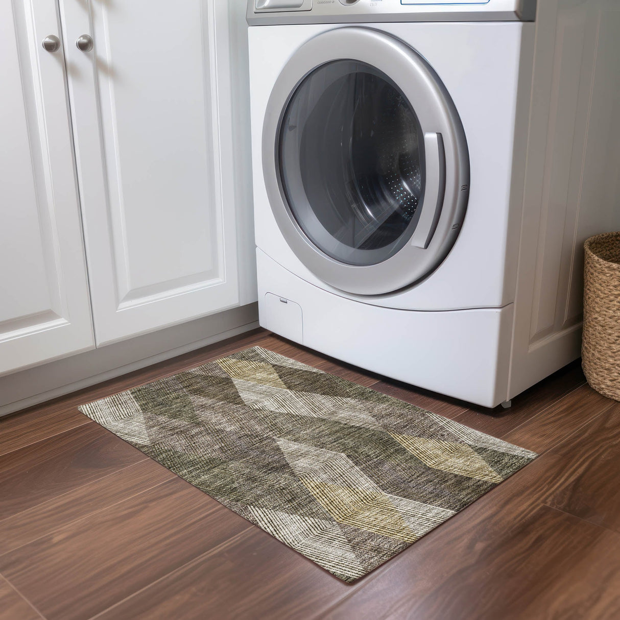 Machine Washable Indoor/ Outdoor Diamond Stripes Chantille Rug