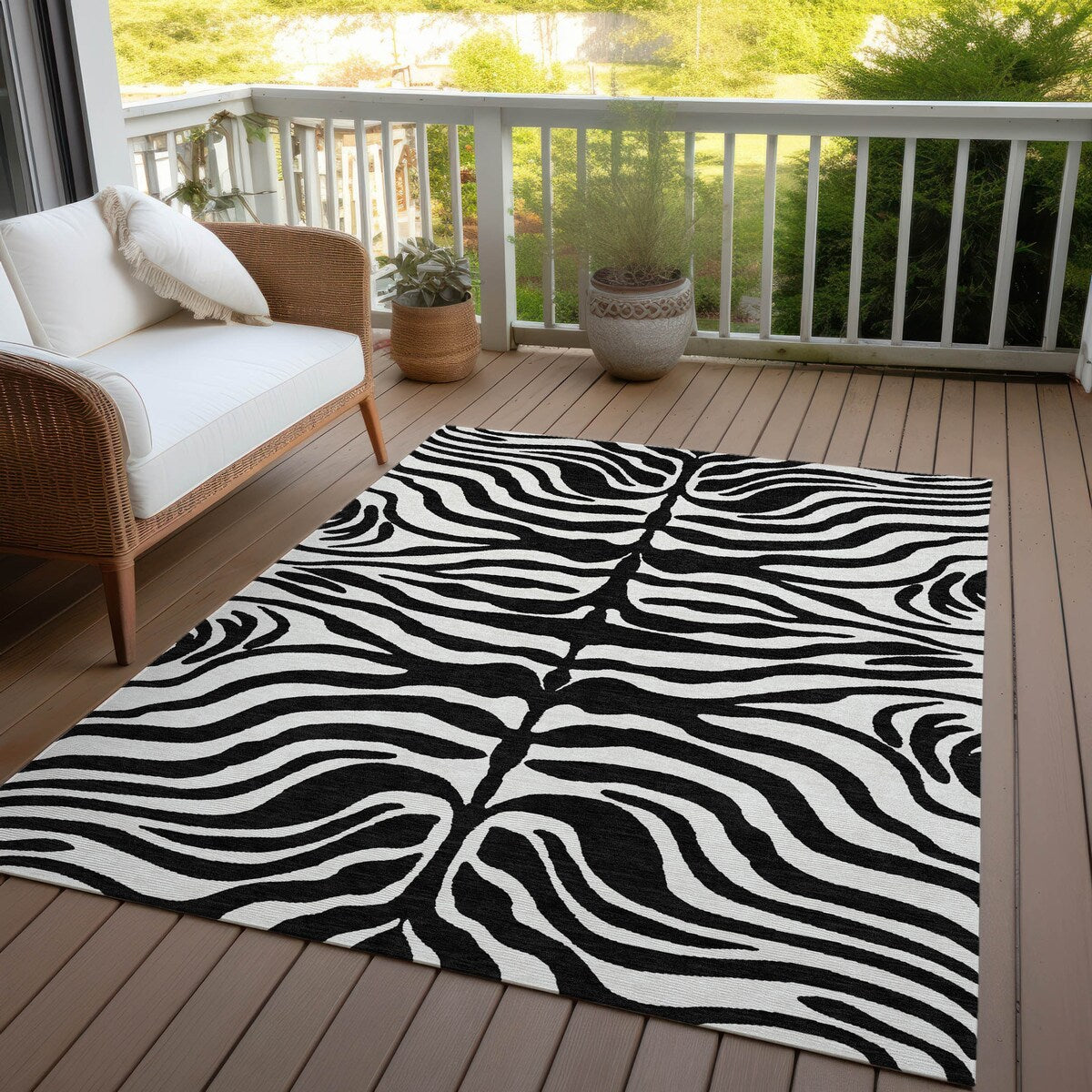 Machine Washable Indoor/ Outdoor Modern Animal Print Chantille Rug