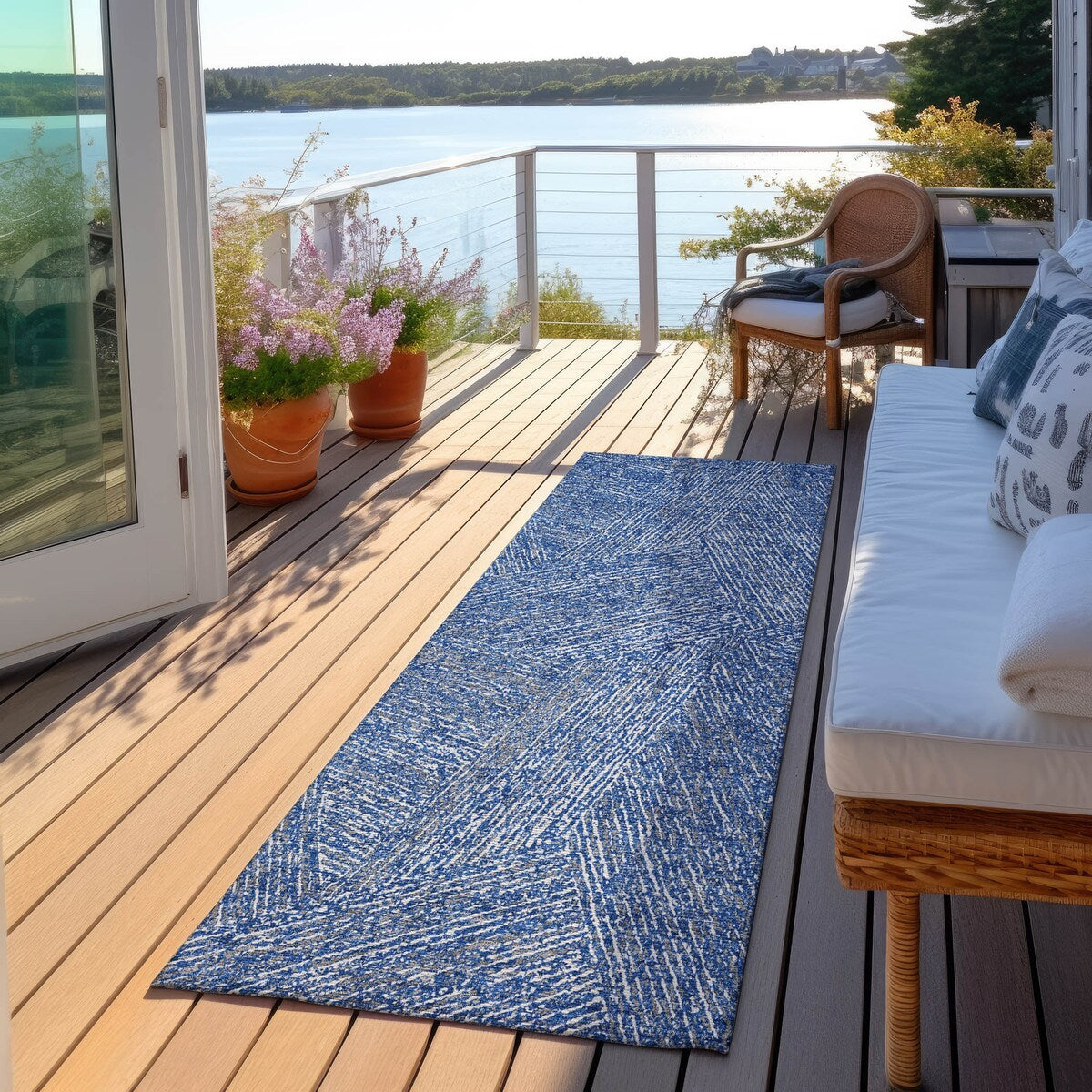 Machine Washable Indoor/ Outdoor Solid Geo Chantille Rug