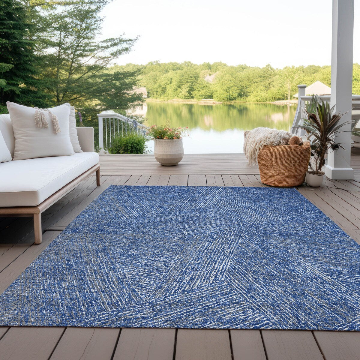 Machine Washable Indoor/ Outdoor Solid Geo Chantille Rug