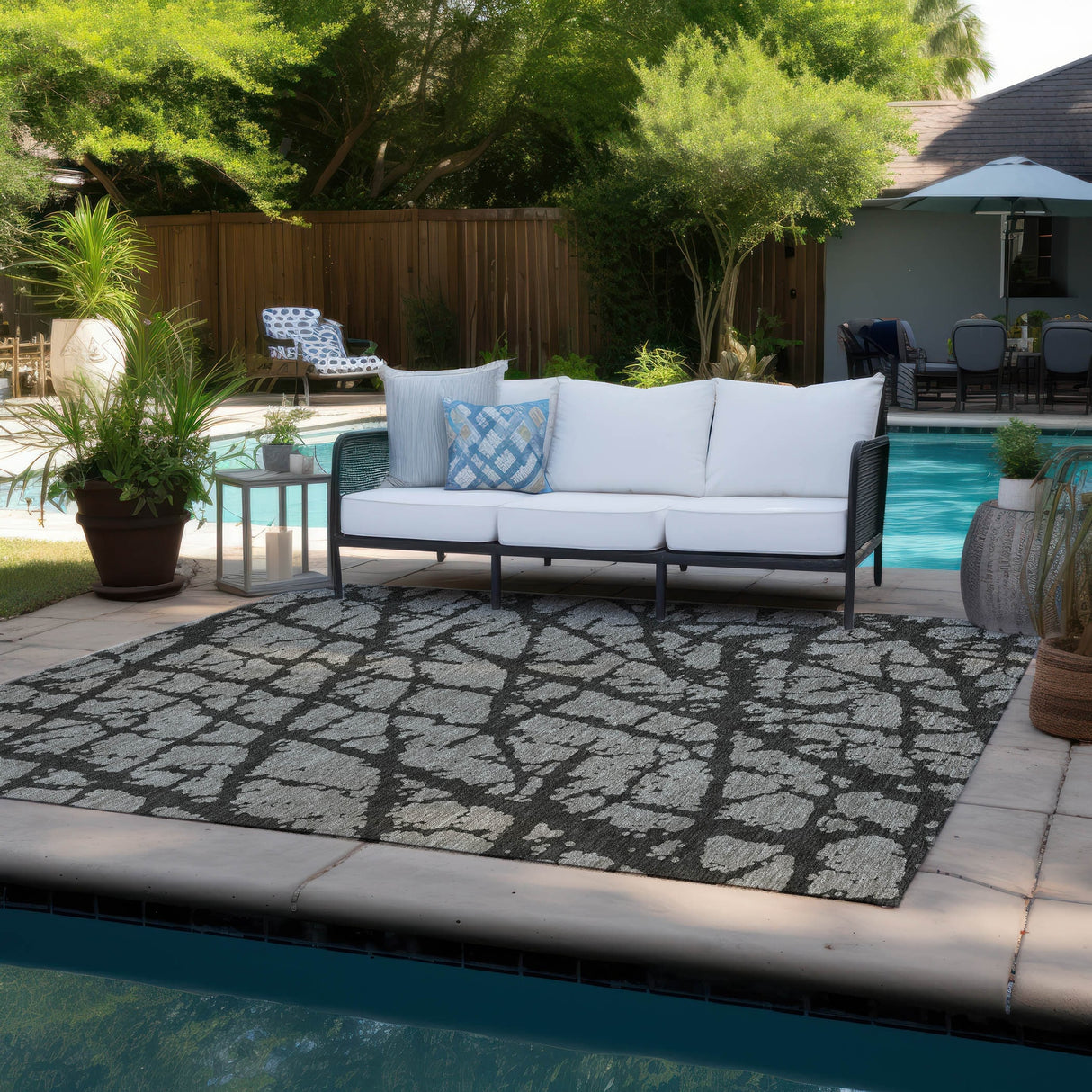 Machine Washable Indoor/ Outdoor Transitional Gray Crackle Chantille Rug