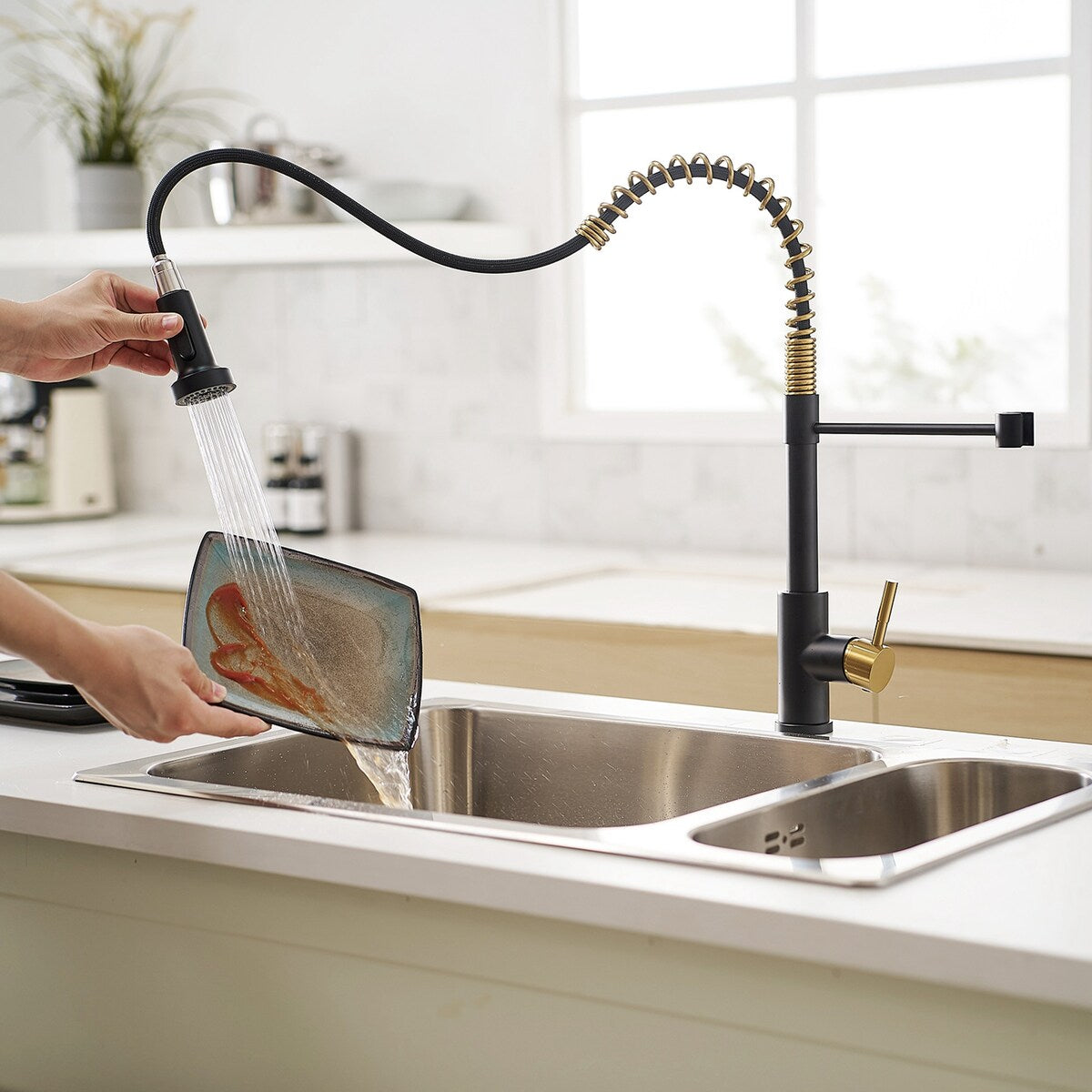 Matte Black and Brushed Nickel Single Handle Pull Out Sprayer Kitchen Faucet with Advanced Spray Kitchen Tap