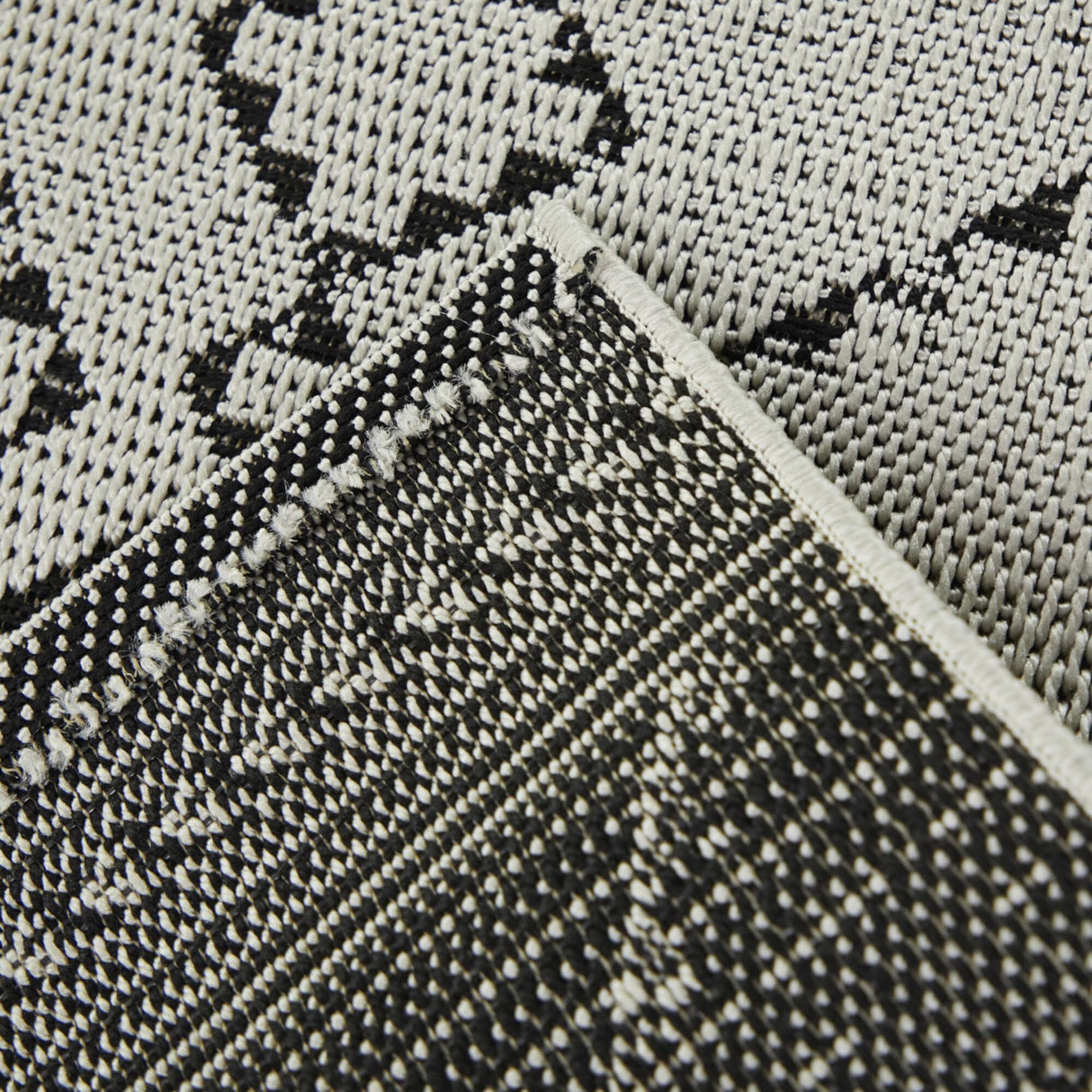 Mattei Diamond Trellis Indoor/Outdoor Area Rug