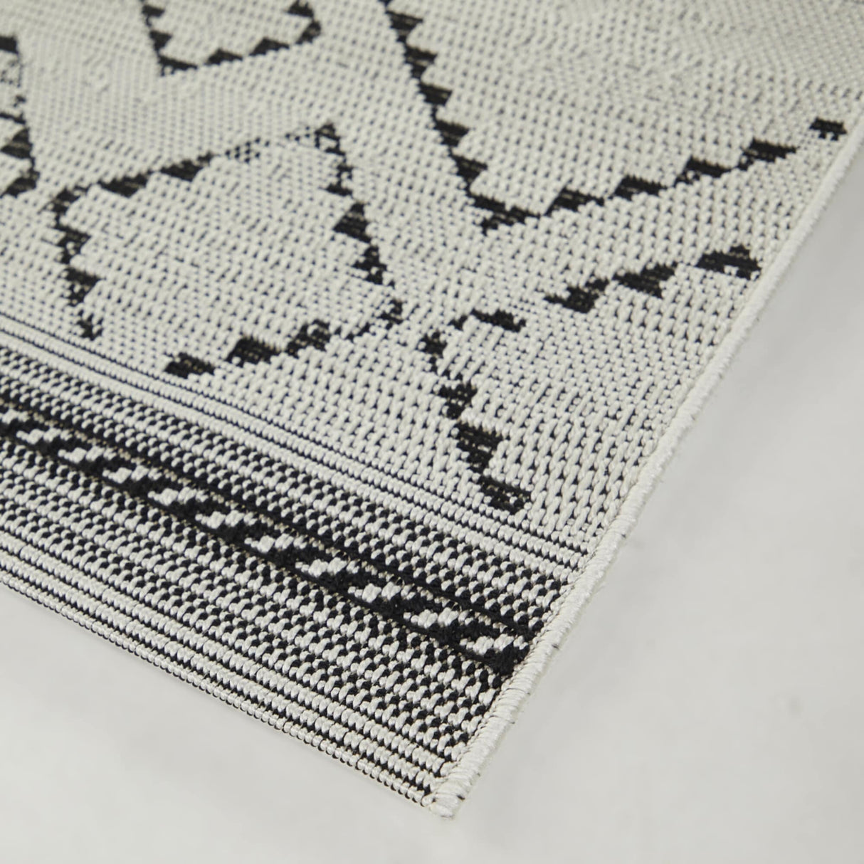 Mattei Diamond Trellis Indoor/Outdoor Area Rug