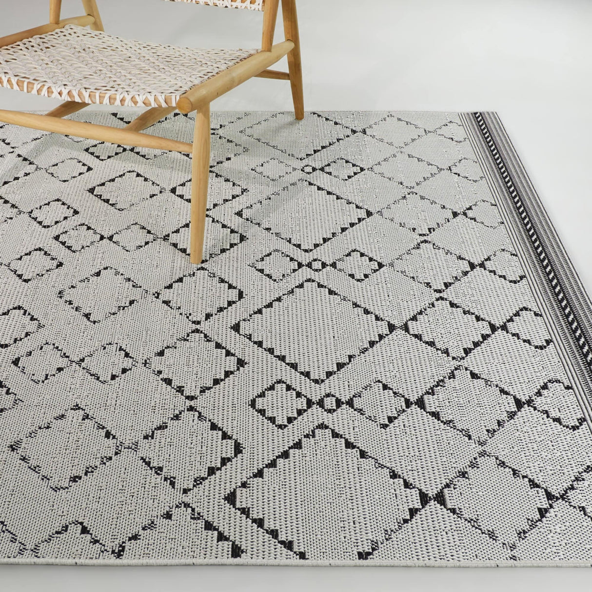 Mattei Diamond Trellis Indoor/Outdoor Area Rug