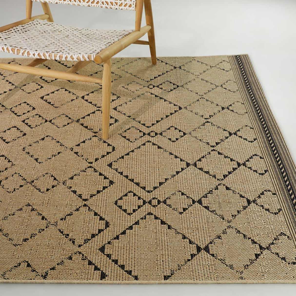 Mattei Diamond Trellis Indoor/Outdoor Area Rug