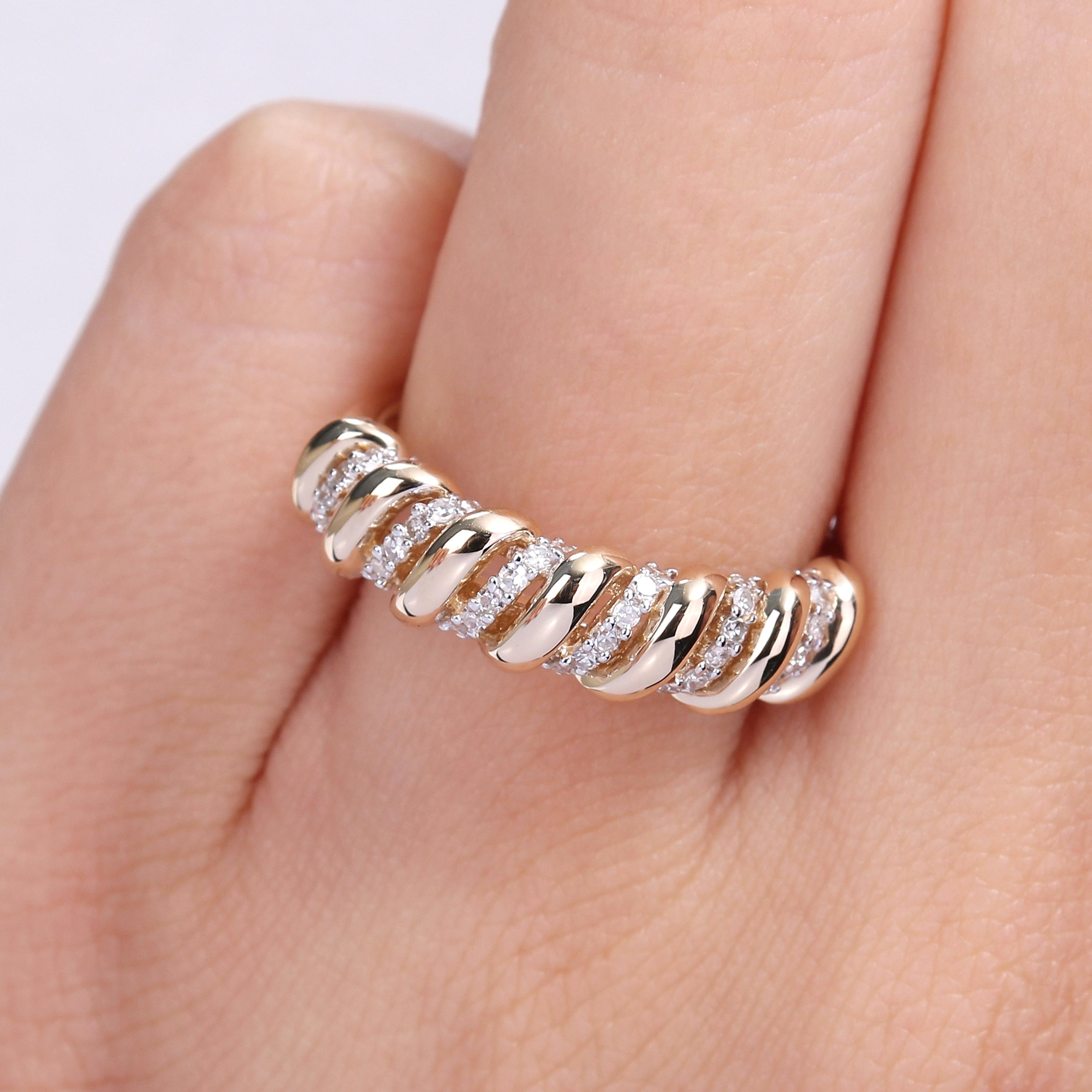 Miadora 1/5ct TDW Diamond Swirl Anniversary Band in 14k Yellow Gold
