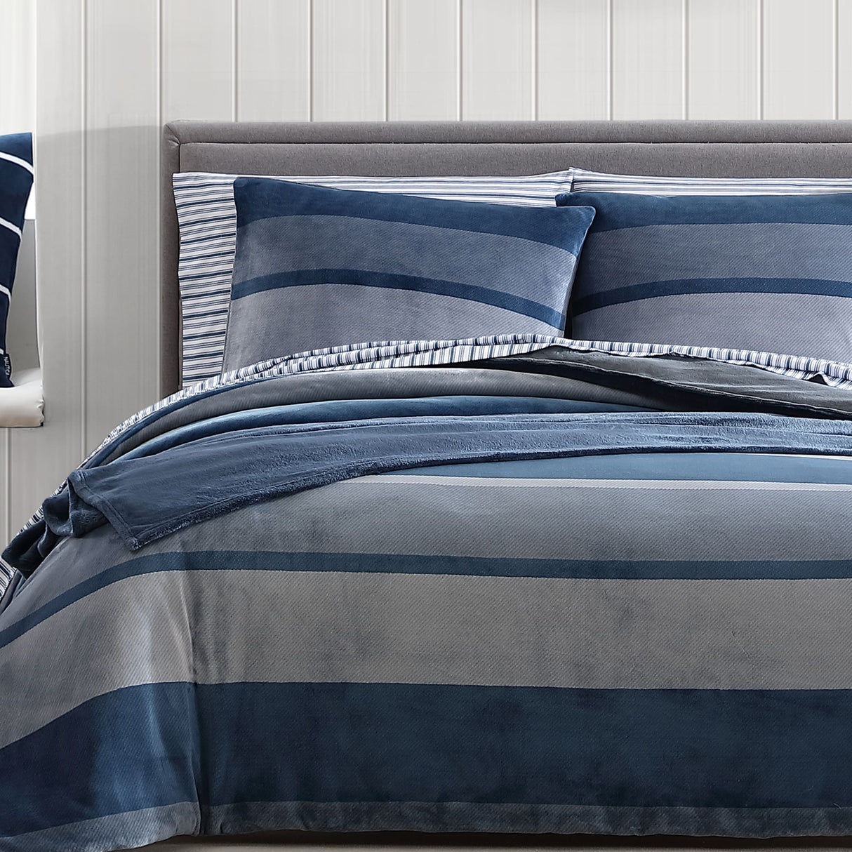 Nautica Linden Fleece Navy Reversible Comforter Set